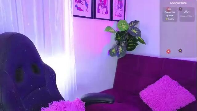 Image 10 of emybeecker Stream on Chaturbate on 2 months ago