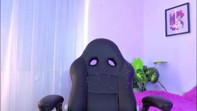 Image 2 of emybeecker Stream on Chaturbate on 1 month ago