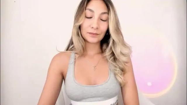 Image 2 of emyconneer Stream on Chaturbate on 2 months ago