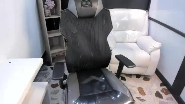 Image 3 of emysilver Stream on Chaturbate on 8 days ago