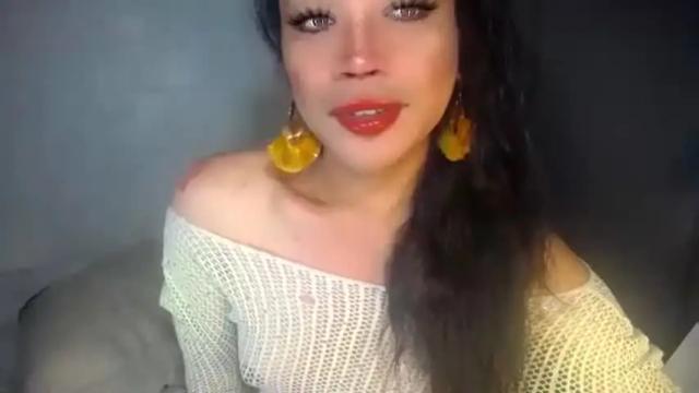 Image 2 of erika_madrigal Stream on Chaturbate on 1 month ago
