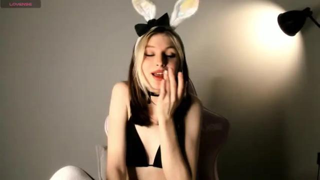 Image 3 of esmagingell Stream on Chaturbate on 13 months ago