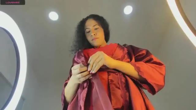 Image 12 of esmeralda_hernandez Stream on Chaturbate on 17 months ago