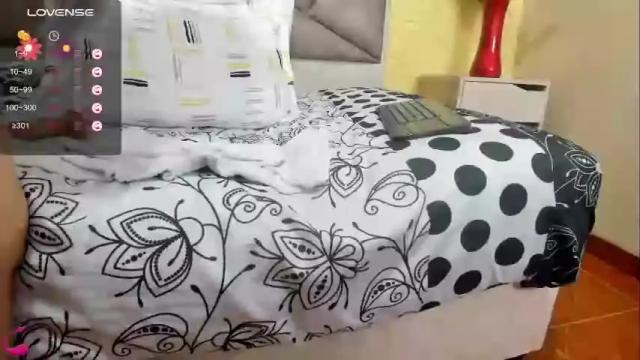 Image 8 of esmeralda_oikos Stream on Chaturbate on 13 months ago