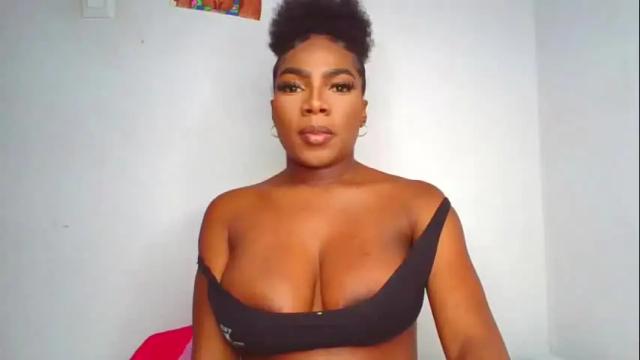 Image 8 of esmeralda_parck Stream on Chaturbate on 1 month ago