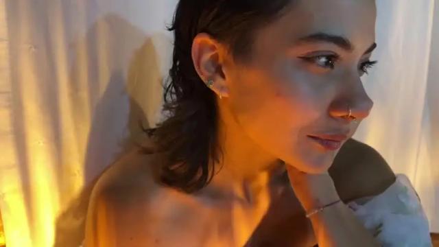Image 3 of essentiallynatural Stream on Chaturbate on 18 months ago
