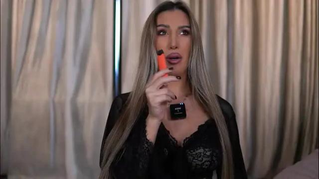 Image 2 of evelyn_evyy Stream on Chaturbate on 1 month ago