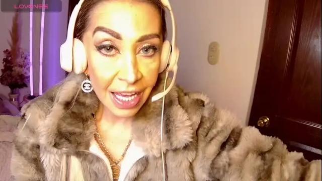 Image 12 of evelynagrey Stream on Chaturbate on 1 month ago