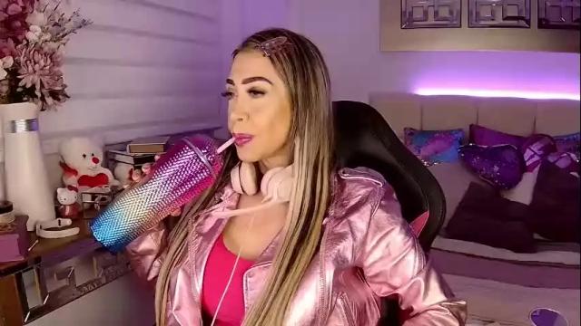 Image 4 of evelynagrey Stream on Chaturbate on 1 month ago