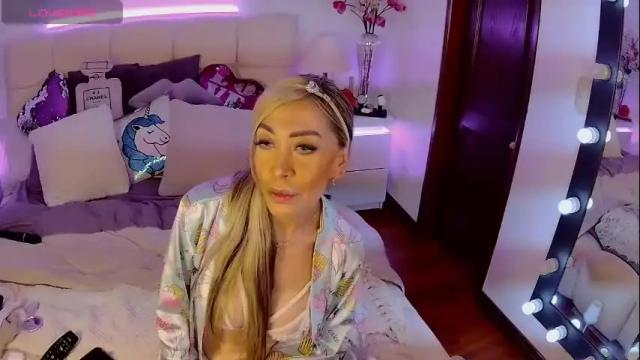 Image 3 of evelynagrey Stream on Chaturbate on 18 days ago