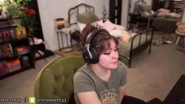 Thumbnail 1, evelynpiers's Stream at Chaturbate, 14 months ago