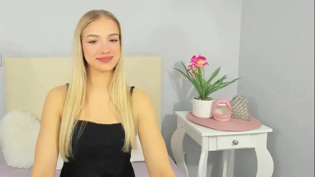 Image 2 of evettegold Stream on Chaturbate on 14 months ago
