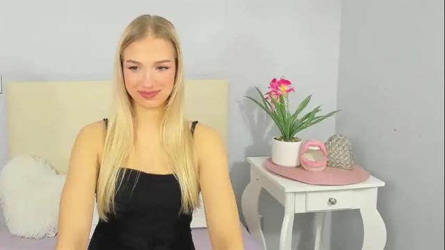 Image 3 of evettegold Stream on Chaturbate on 14 months ago