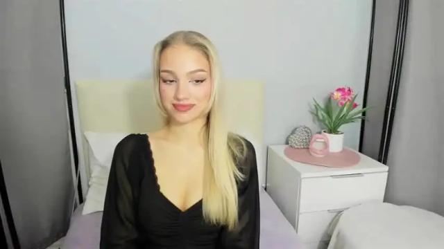 Image 4 of evettegold Stream on Chaturbate on 14 months ago