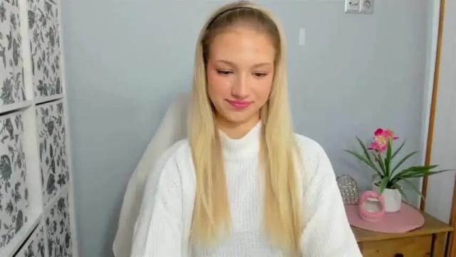 Image 6 of evettegold Stream on Chaturbate on 13 months ago