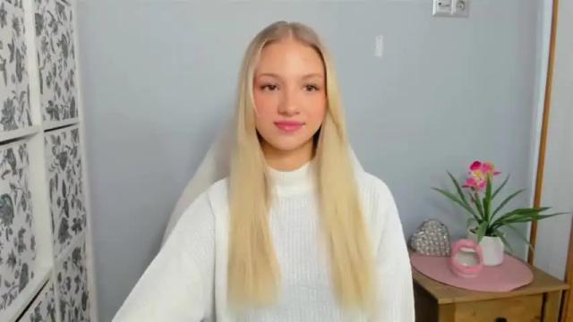 Image 7 of evettegold Stream on Chaturbate on 13 months ago