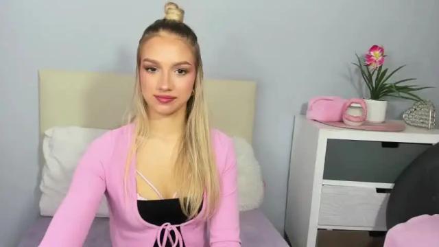 Image 6 of evettegold Stream on Chaturbate on 13 months ago