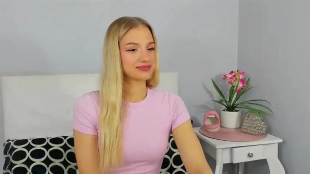 Image 6 of evettegold Stream on Chaturbate on 13 months ago