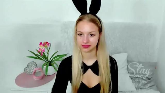Image 2 of evettegold Stream on Chaturbate on 13 months ago