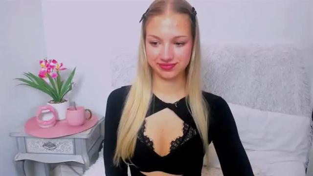 Image 11 of evettegold Stream on Chaturbate on 13 months ago