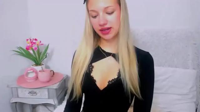 Image 4 of evettegold Stream on Chaturbate on 13 months ago