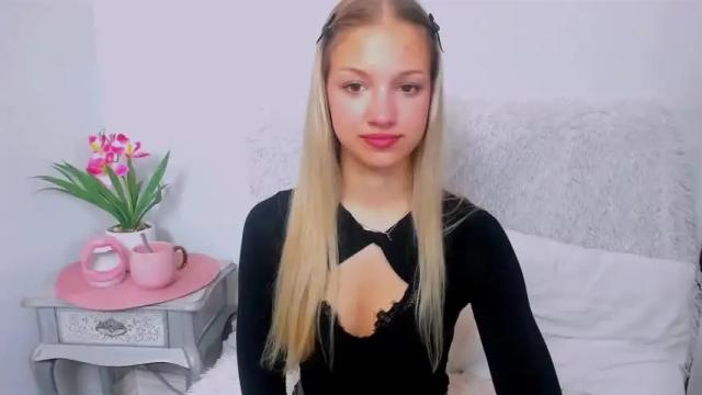 Image 8 of evettegold Stream on Chaturbate on 13 months ago