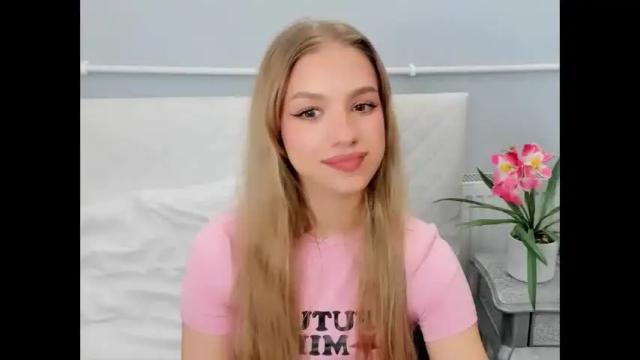 Image 2 of evettegold Stream on Chaturbate on 22 days ago
