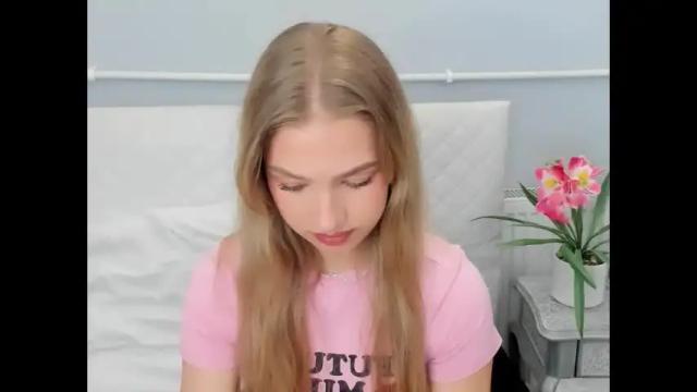 Image 4 of evettegold Stream on Chaturbate on 22 days ago