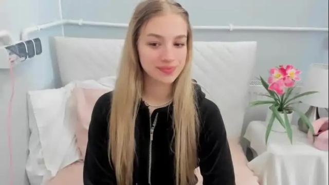 Image 3 of evettegold Stream on Chaturbate on 20 days ago