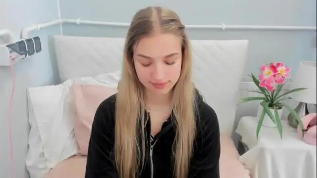 Image 4 of evettegold Stream on Chaturbate on 20 days ago