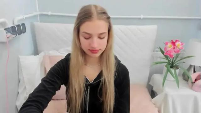 Image 8 of evettegold Stream on Chaturbate on 20 days ago
