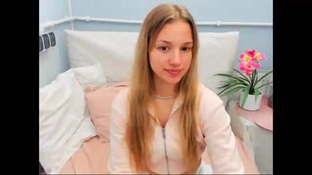 Image 11 of evettegold Stream on Chaturbate on 12 days ago