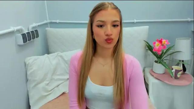 Image 12 of evettegold Stream on Chaturbate on 6 days ago