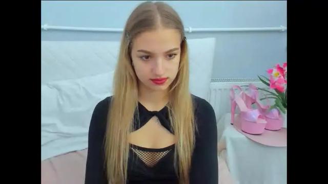 Image 3 of evettegold Stream on Chaturbate on 2 days ago