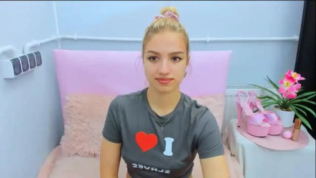 Image 2 of evettegold Stream on Chaturbate on 1 month ago