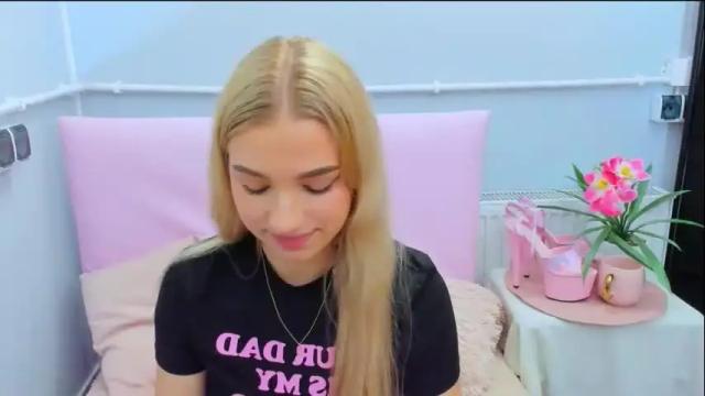 Image 12 of evettegold Stream on Chaturbate on 1 month ago