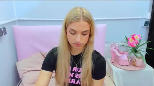 Image 4 of evettegold Stream on Chaturbate on 1 month ago