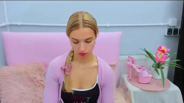 Image 11 of evettegold Stream on Chaturbate on 1 month ago