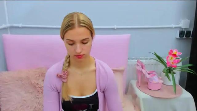 Image 12 of evettegold Stream on Chaturbate on 1 month ago