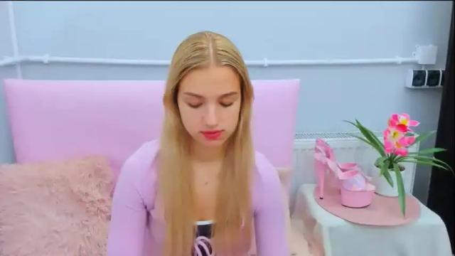 Image 2 of evettegold Stream on Chaturbate on 1 month ago