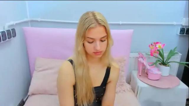 Image 12 of evettegold Stream on Chaturbate on 1 month ago
