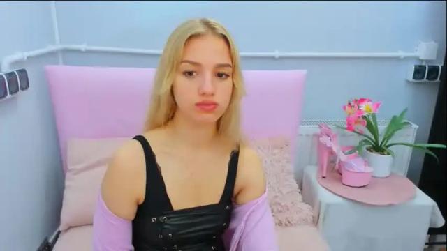 Image 2 of evettegold Stream on Chaturbate on 1 month ago