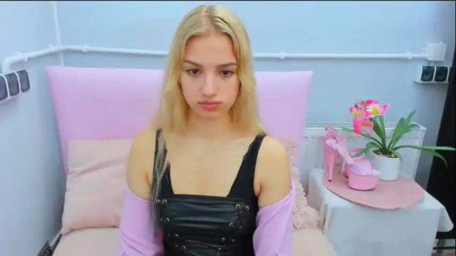 Image 3 of evettegold Stream on Chaturbate on 1 month ago
