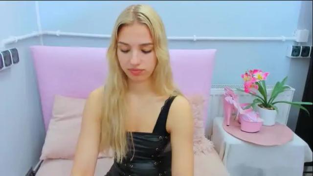 Image 7 of evettegold Stream on Chaturbate on 1 month ago