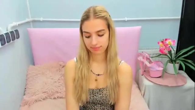 Image 12 of evettegold Stream on Chaturbate on 1 month ago