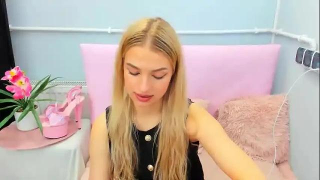 Image 2 of evettegold Stream on Chaturbate on 1 month ago