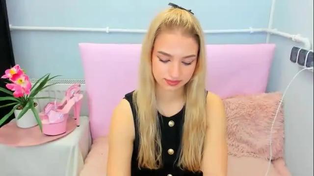 Image 7 of evettegold Stream on Chaturbate on 1 month ago