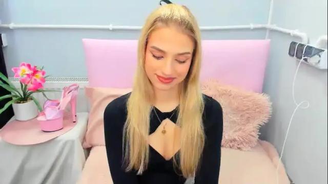 Image 2 of evettegold Stream on Chaturbate on 1 month ago