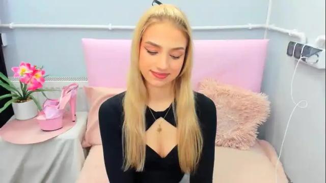 Image 3 of evettegold Stream on Chaturbate on 1 month ago