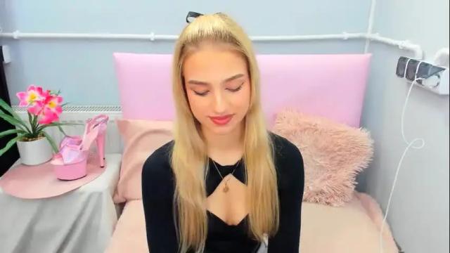 Image 7 of evettegold Stream on Chaturbate on 1 month ago